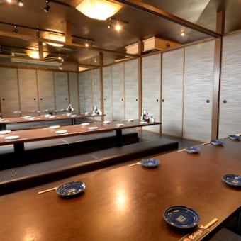 【最大45名まで集える貸切】大人数対応の座敷席は仲間全員で一体感を楽しめ、明るい店内に笑い声が広がり活気も最高潮、だるまが並ぶ和の空間で会社宴会や打ち上げに安心して使える頼もしさ♪皆で盛り上がれる広さと賑わいが魅力の宴会向け空間☆初めてでも使いやすい安心の座敷席定番スポットとして人気です。