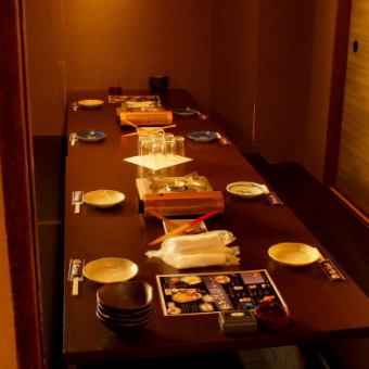 【仲間時間を守れる掘りごたつ個室】外の賑わいから少し離れた個室席は掘りごたつでゆったり会話が楽しめ、長時間でも疲れにくく少人数から大人数宴会まで対応し、明るい店内と和の装飾が調和した程よい活気が安心感を生み出す使い勝手の良い座敷空間です初来店でも安心して使える居心地の良さが魅力の個室です。