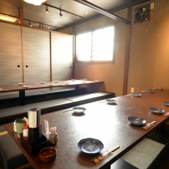 【掘りごたつ個室空間で貸切OK】掘りごたつ式の座敷席は足を伸ばして寛げ、少人数から大人数まで一体感ある宴会が可能、完全仕切りで周囲を気にせず楽しめ、明るい和空間とだるまの装いが落ち着きを添え、貸切にも対応する頼れる集まり向け席で宴会から記念日まで幅広く活躍できる安心感が魅力です。