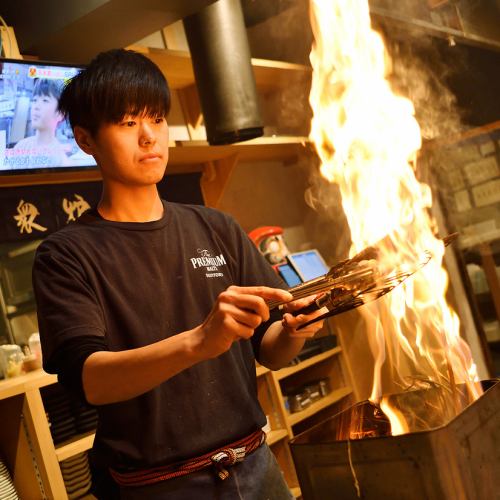 目の前で焼く熟練技、旬素材の旨み引き出す炉端焼き屋！