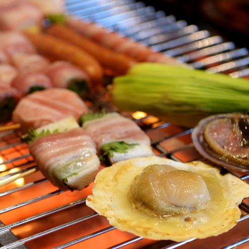 毎日仕入れ旬素材を目の前で焼く臨場感あふれる炉端焼き