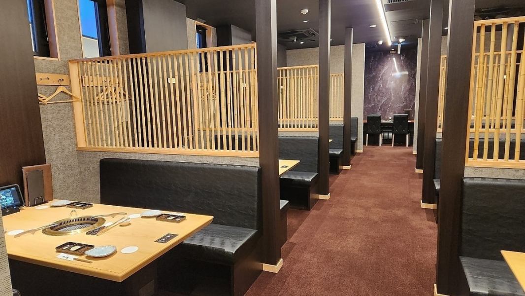 テーブルソファーのお席もございます。