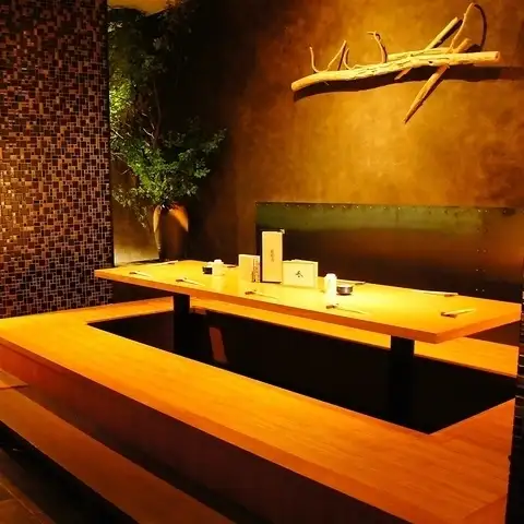 【掘りごたつ席　6-10名】会社の飲み会や合コン等に大人気の掘りごたつ席。是非お早めにご予約ください。