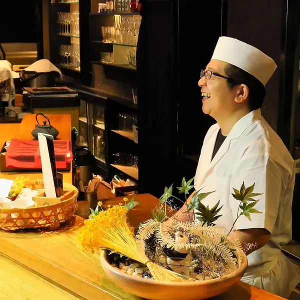 【広々カウンター】料理人との会話も楽しい特等席。