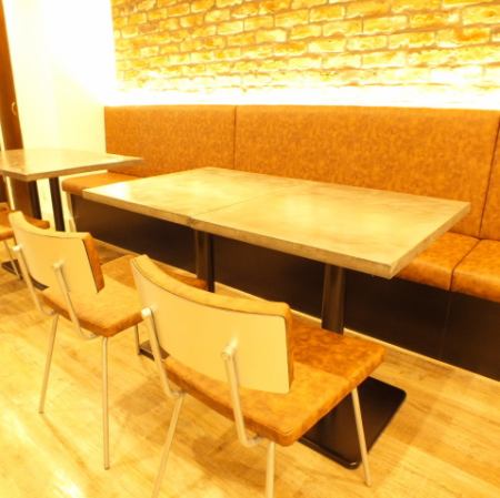 Inside warm wood style shop! Relax relaxingly on the sofa on the wall side, it is a table for 4 people ♪