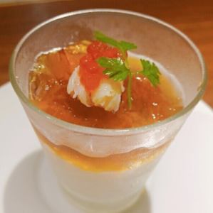 2.オマール海老のジュレをのせたエビ、カニ、小柱のムース
