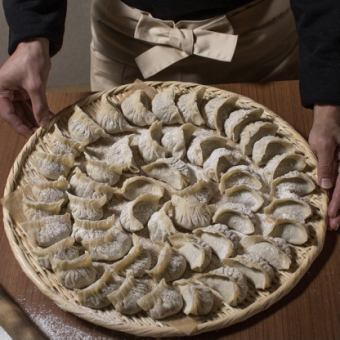 Gyoza is determined by the balance of skin and filling.Offered with a different balance of bean paste depending on the seasoning.