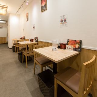 2名様掛けのテーブル席をご用意しております。