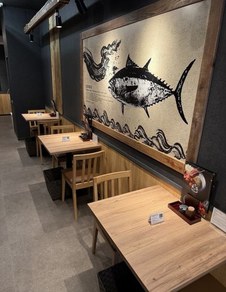 一名様でのご来店はもちろん、ご家族連れやご友人同士でのご利用も大歓迎です☆ サクッと食べやすい海鮮丼は、老若男女問わず人気があり、忙しい日常の中でも手軽に美味しい海の幸を楽しめると好評です。ランチタイムはもちろん、ディナータイムにもお楽しみいただけるメニューを取り揃えています。※写真はイメージです。