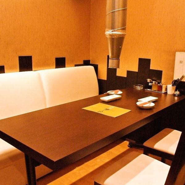 [以白色為基礎的優雅空間] 在2樓，您可以在以白色和平靜的燈光為基礎的空間中享受輕鬆的用餐。也是約會和公司酒會的理想選擇 ◎ 也接受預訂。