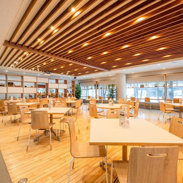 企業の歓送迎会や部門の垣根を越えた大規模な懇親会など、大人数での集まりに最適なゆとりのあるフロア！ご参加人数やご希望のテーマに合わせて、お席の配置やメニュー構成を柔軟にご提案させていただきます。費用についてもご相談いただけますので、予算内で満足度の高い宴会を実現できます◎