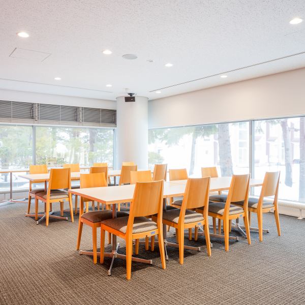 隣の席との間隔を十分に確保した贅沢なレイアウトで、プライベート感を大切にしたご宴会が可能です。ご予算や目的に応じて柔軟に対応できるバリエーション豊かなお食事プランをご用意いたしました。美味しい料理とお酒を囲みながら皆様で和やかに語り合う特別な時間！