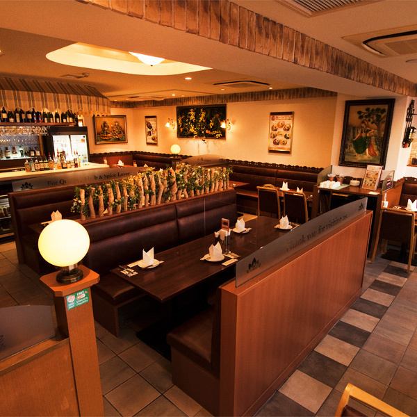 店名にある"ディップ（Dip）"はヒンディー語でろうそくの灯火を意味し、優しい明かりに包まれた多くの人が集う場所でありたい、との思いが込められています。異国情緒溢れる非日常空間で、上質な雰囲気をお楽しみください。店舗により空間デザインが異なりますので、用途に合わせてお選びください。