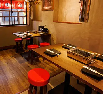 商店內部以木質為主，營造出寧靜的氛圍，打造出寬敞舒適的空間。它可以用於各種場合，例如約會、女孩之夜、宴會和家庭聚會。請不要猶豫，諮詢我們。請儘早預訂。