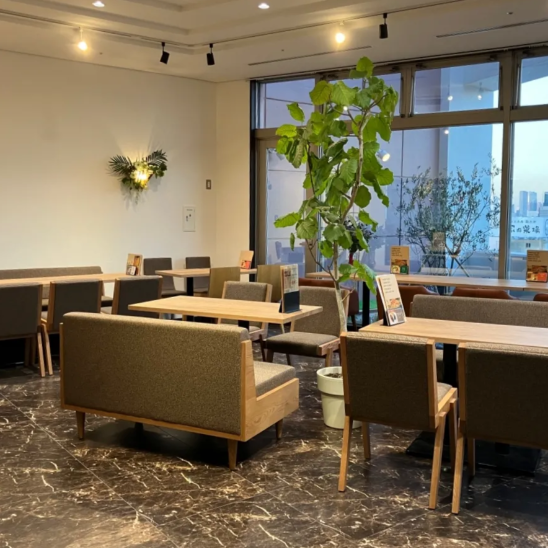 We also pay attention to the interior design, with tables with beautiful wooden grain and ornamental plants that decorate the restaurant! It is popular for a variety of uses, such as private parties, banquets, girls' nights, and social gatherings.