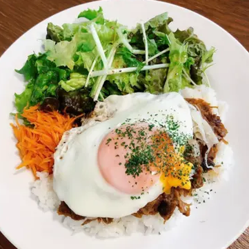 Chicken over rice is also popular at the GROVE main store.