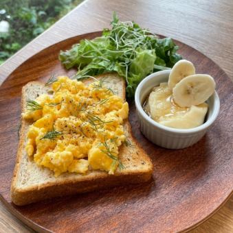 Scrambled Eggs Toast