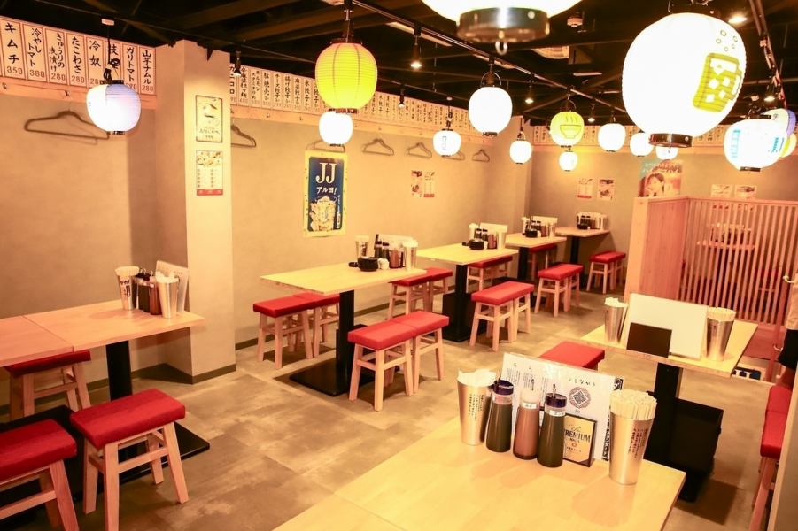 The floor can be reserved for up to 100 people.●A nostalgic interior with a Showa feel.The retro interior of the store is also particular about the Showa era.The atmosphere of an ``old-fashioned pub'' is a comfortable space where anyone can stop by.