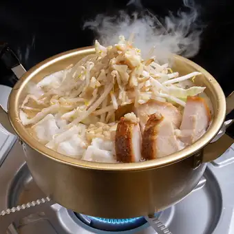 限週日至週四 ● 無限暢食暢飲套餐 ● 包含勝次郎火鍋及約80種菜色。無限暢吃暢飲:5000日圓 → 3280日圓