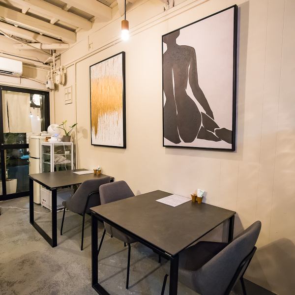 まるで秘密の場所のように佇む隠れ家的な空間！落ち着いた雰囲気とお洒落な内装が、特別な時間を演出します。周りの喧騒から離れて、心ゆくまで会話と美味しい食事を楽しめる極上の空間です◎！