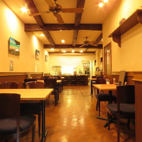 【4名テーブル×4卓】ゆったり広々とした店内。ビジネスでの接待や、ご家族、お仲間内など、様々なシーンでご利用ください。店内の雰囲気を愉しみながら、落ち着いた時間をお過ごしいただけます♪週末は未成年入店不可。