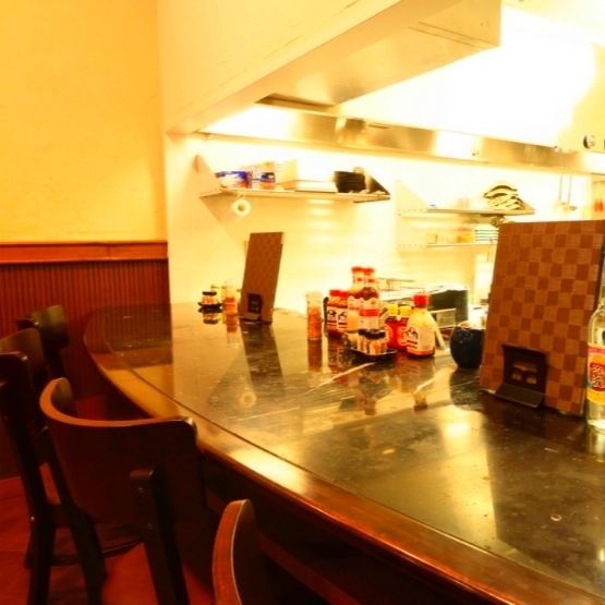 【カウンター×2席】お一人様も多い当店ではカウンター席もご用意しております。堺東駅から徒歩1分と好立地なので、会社帰りに一杯ゆっくり飲みたい気分の時やデートにもピッタリのお席です！週末は未成年の入店不可。