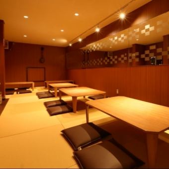 4名座敷×5卓ございます。琉球畳となっておりますのでゆっくりお寛ぎいただけます。仲間内での飲み会や会社での宴会にぜひぎ利用ください☆※コース料理（セルフ飲み放題付き）専用座敷となっています。