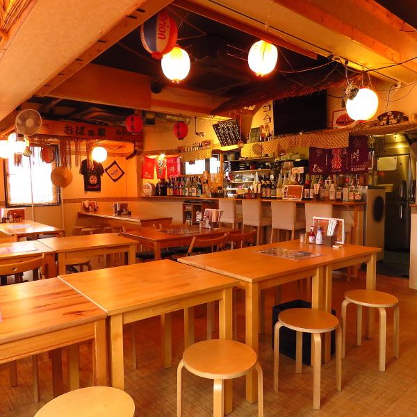 少人数から大人数までアットホームな空間でお食事とお酒を楽しめます♪間接照明が心地よい店内で楽しいひとときをお過ごしください♪