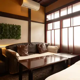 ゆったりくつろげるソファ席。