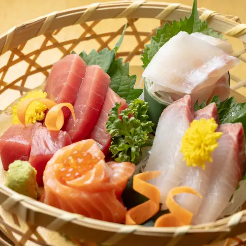おまかせお造盛り◆旬の味覚を活かした新鮮な魚介の旨みを丁寧に引き出す一皿 彩り豊かに