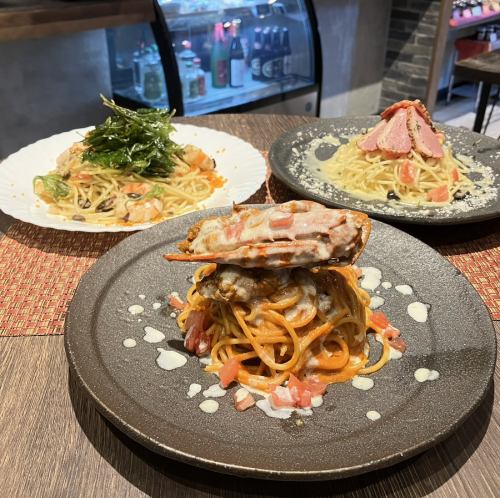 魚介やお肉など豪快に食材がのったパスタ