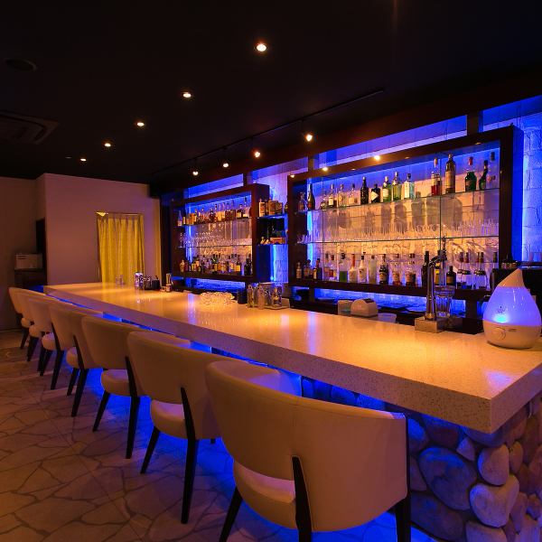 【Counter seat recommended for date and entertainment】 Blue light makes the atmosphere preeminent! Bartender will make sake according to your taste.