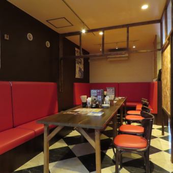 【2階喫煙席】当店は大人数でのご利用も大歓迎です！2階席はフロア丸ごとの御利用も出来、大人数の仲間内でのご利用も◎　フロア丸ごとなので、周りも気になりません！お気軽にご相談くださいませ。※分かりやすいように光量をあげております