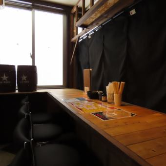 【2Fカウンター席】2階に佇む、わずか4席のカウンター。そこは、隣を気にせず自分だけの時間に浸れる半個室風のプライベート空間です。柔らかな灯りが包む落ち着いた設えは大人の隠れ家。誰にも邪魔されず、心ゆくまで美食と美酒を嗜む、贅沢なひとときをお過ごしください。※分かりやすいように光量をあげております