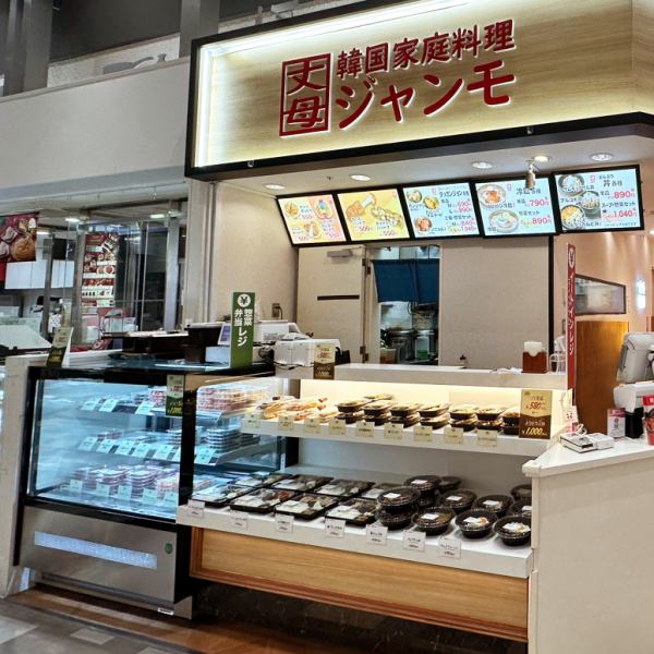 There is also a sales space for Korean bento boxes and side dishes.The display shelves face the aisle, making it easy for customers to pick up and choose.