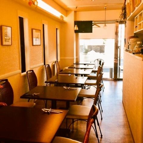 【2名様テーブル】2名様～最大で8名様ご利用頂けるお席ご用意しております。店内は見渡せるほどの広さですが、その分一品ひとしな心を込めて作っております。シェフが目の前で作ってくれるイタリアンフレンチは出来立てホヤホヤ。※ランチは4名様までのご予約受付となります。