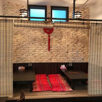 【お座敷テーブル4～6名席×２卓】、プライベート感を大切にしたい方に最適な空間です。家族や友人との大切な時間を、周囲を気にせず楽しむことができます。ゆったりとした座り心地で、長時間の食事も快適に過ごせるのが魅力。みんなで囲む料理は一層美味しさが増します。心温まる思い出づくりにぴったり