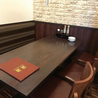 【片側ソファテーブル4～6名席×3卓】居心地の良さとプライバシーを兼ね備えた理想的な空間。ゆったりとしたソファに座れば、長時間の食事も快適に楽しめます。仕切りを閉めれば個室として利用でき、14名から20名様までの各種ご宴会にも対応可能。友人や同僚との大切な時間を落ち着いた雰囲気の中で楽しむことができます。