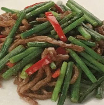 豚の細切り肉とにんにくの芽炒め