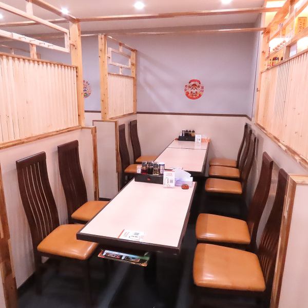 【テーブル4～6名席×3卓】歓送迎会や忘新年会など小規模～大規模の各種ご宴会でもご利用いただけます◎個室利用も可能で、仕切りを閉めてご利用いただくこともできます。（14名～20名様）大切な方とのお食事や接待、記念日などでのご利用など、様々なシーンに対応できますのでなんでも相談してください。