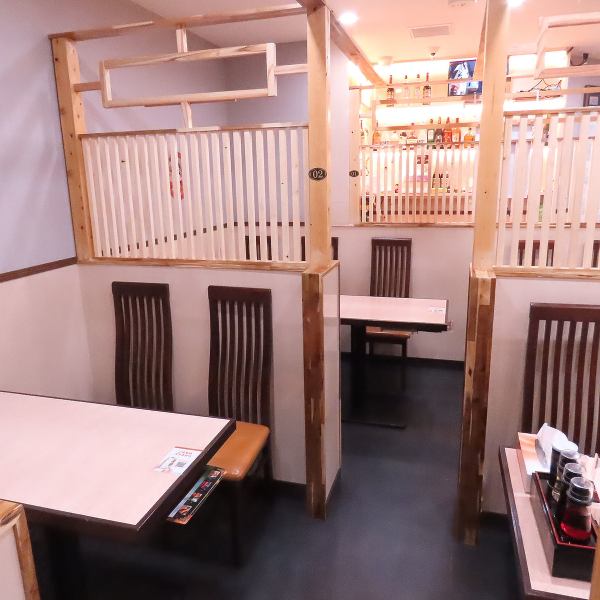 【テーブル1～2名席×1卓、2～4名席×8卓】テーブル席は普段使いにもおすすめのお席です♪ランチ～お仕事帰り、お一人様、女性だけでも気軽にお立ち寄りいただけます。渓源は種類豊富でリーズナブルなのでランチ・ディナー問わず、近隣の会社員やお客様でいつも賑やかなのでふらっとお立ち寄りいただけます。