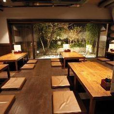 【Seating Suitable for Banquet ☆】 It is 4 x 6 seats with digging Tatsujiki.Spring is a seat of a moat that can eat while watching cherry blossoms.We can party up to 24 people ♪ At lunch time we can eat with children with confidence.Please watch elegant udon while watching the garden with glass.At night it is a light up ◎ atmosphere