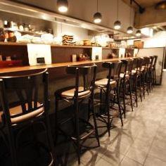 【Exciting ☆ Seats where you can see the cooking in front of you】 The counter seats are 1 x 8 seats.There is a live feeling recommendation seat where you can see the chef's exciting work through the counter ♪ In front of you is a row of Arita-yaki dishes that you stick to for buying up to Kyushu.It is a seat where you can eat while watching a chef's exciting work. ♪