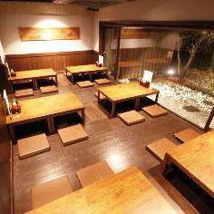 It is a seat where you can relax and dig.Up to 24 people can have a banquet ♪ Lunch can be taken with children with confidence.Come to eat elegant udon while watching the garden with glass.Since we are planting cherry trees, we can enjoy eating in the spring while watching the cherry blossoms.At night it lights up and the atmosphere is ◎♪