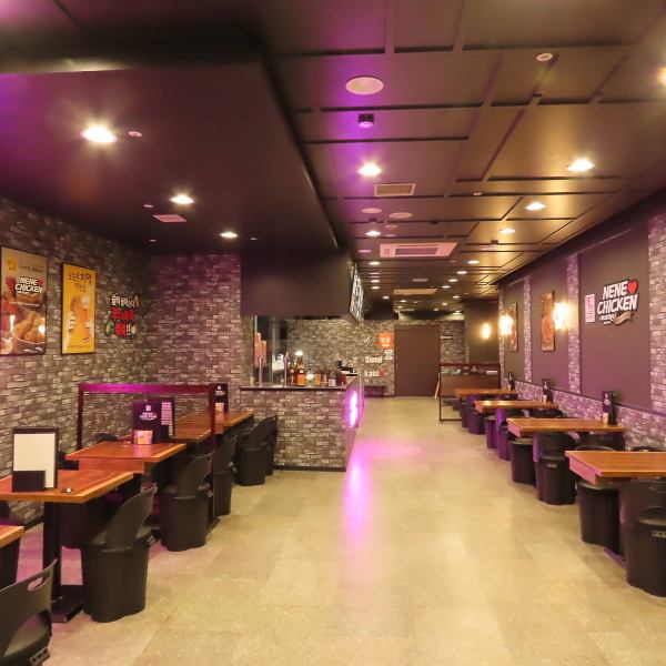 ネオンの明かりが華やかな雰囲気を演出する、広々とした店内でごゆっくりと韓国気分をお楽しみください！ご家族やご友人、恋人とのデートなど大切な方と過ごす特別な時間にもぴったり♪皆さまで心に残る素敵なひとときをお過ごしください。