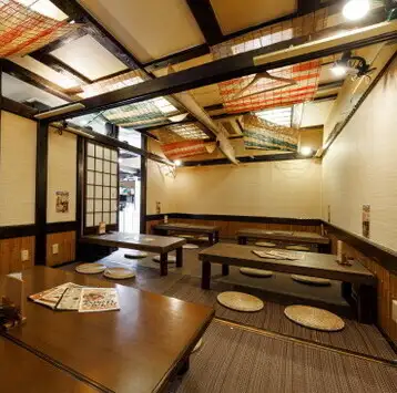 最大30名様まで貸切可能な広々座敷個室！大人数の宴会や会社の歓送迎会、二次会はもちろん、小さなお子様連れのご家族やご友人との集まりにも安心です。誕生日や記念日にはご要望に応じて柔軟に対応◎ゆったり寛げるお座敷で、大切な人と笑顔あふれる特別なひとときをお過ごしいただけます♪