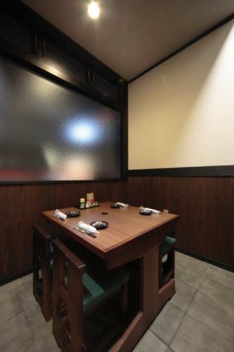 It is a table type semi-private room.4 seats x 1 table.