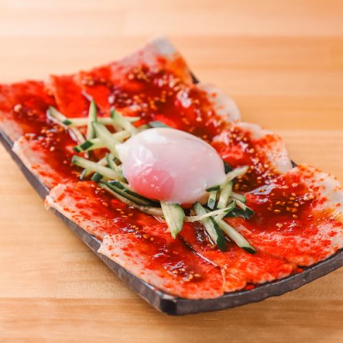 【SNS映え！】真っ赤なユッケが食欲をそそる『牛肉ユッケのレッドカーペット』☆1,408円（税込）