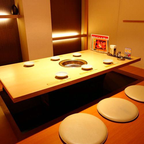 [For dates and entertainment ◎ Private room for 2 people ~ available!] The interior of the store has a modern Japanese atmosphere.The atmosphere and seats vary depending on the floor, so it is ideal for dates and girls-only gatherings.It provides a fashionable and calm atmosphere.Recommended for those who want to eat yakiniku in a fashionable space.
