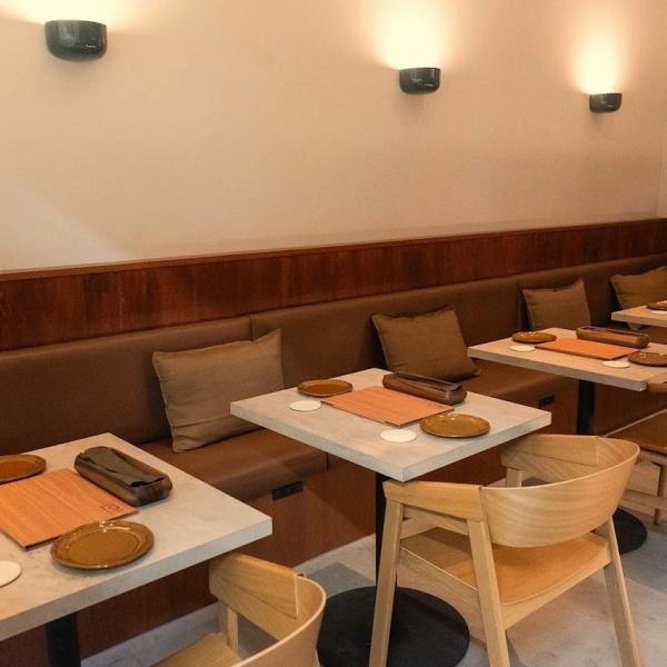 店内には、お客様がゆったりとお過ごしいただける広々としたテーブル席を多数ご用意しております。特に人気の片側ソファ席は、長時間の滞在でも疲れにくく、リラックスして食事や会話を楽しみたい方に最適です♪デートや友人との食事、少人数のパーティーなど、様々なシーンでご利用いただけます。